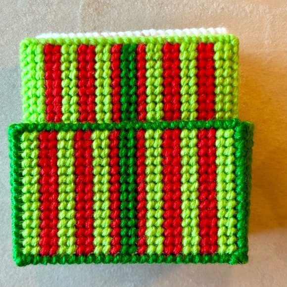 New Handmade Christmas Yarn & Needlepoint set of 6 Coasters in Holder. Vintage - Picture 3 of 13